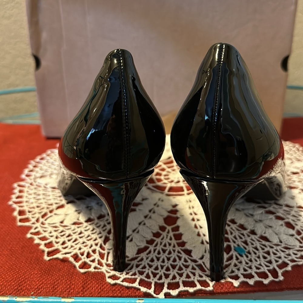 New in box black heels with detailing across toe area - Picture 4 of 4
